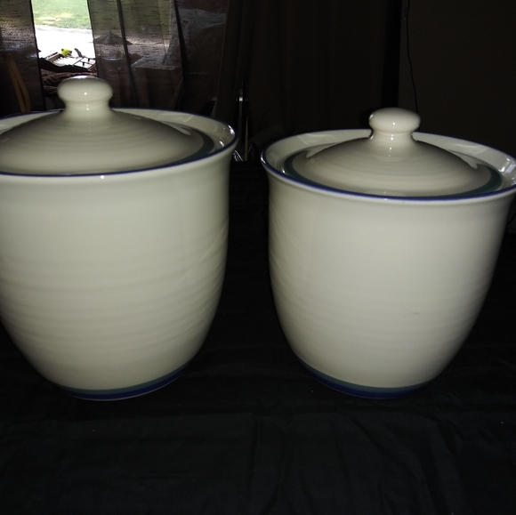 Two large Kitchen containers - Picture 3 of 6